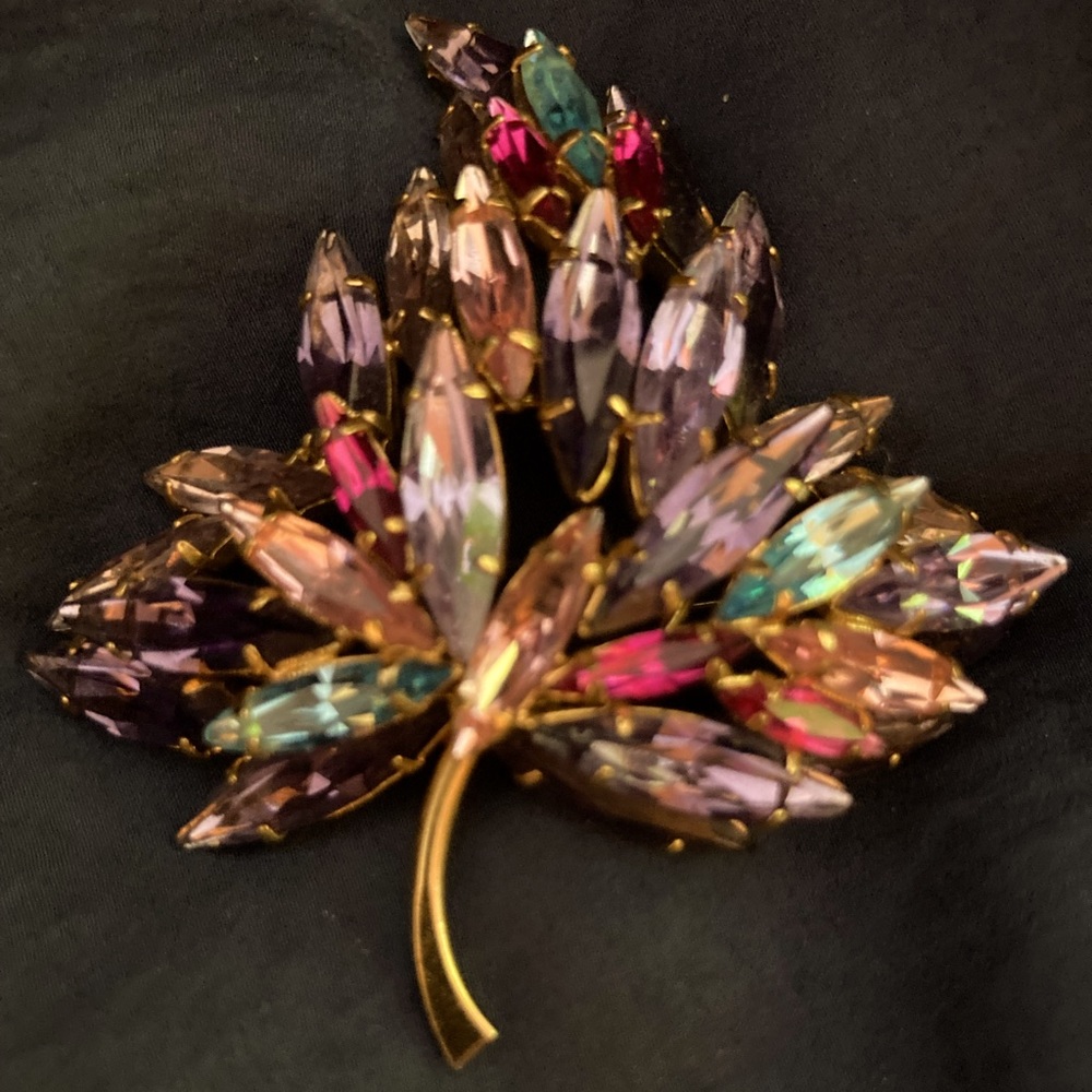 Stunning vintage Austrian Crystal Leaf Marquise Brooch